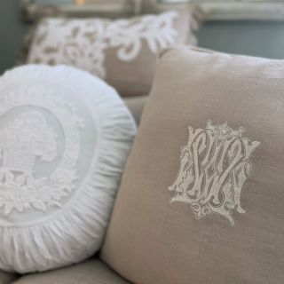 Neutrálna béžová 🤍🤎 V interiérovom dekorovaní patrí medzi klasiku a v kombinácii s bielou, sivou a zlatou príjemne ladí....